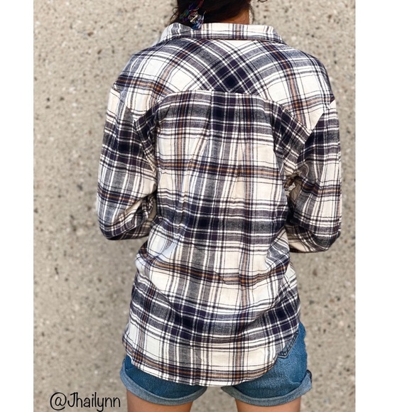 Black Plaid button up flannel - Picture 3 of 4